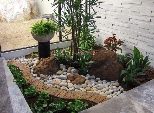 Decorar el jardín con piedras decorativas